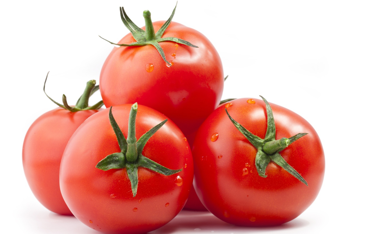 Спелые большие томаты на белом фоне
