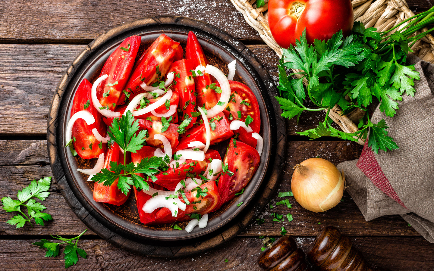 Салат из красных помидор с луком и петрушкой 