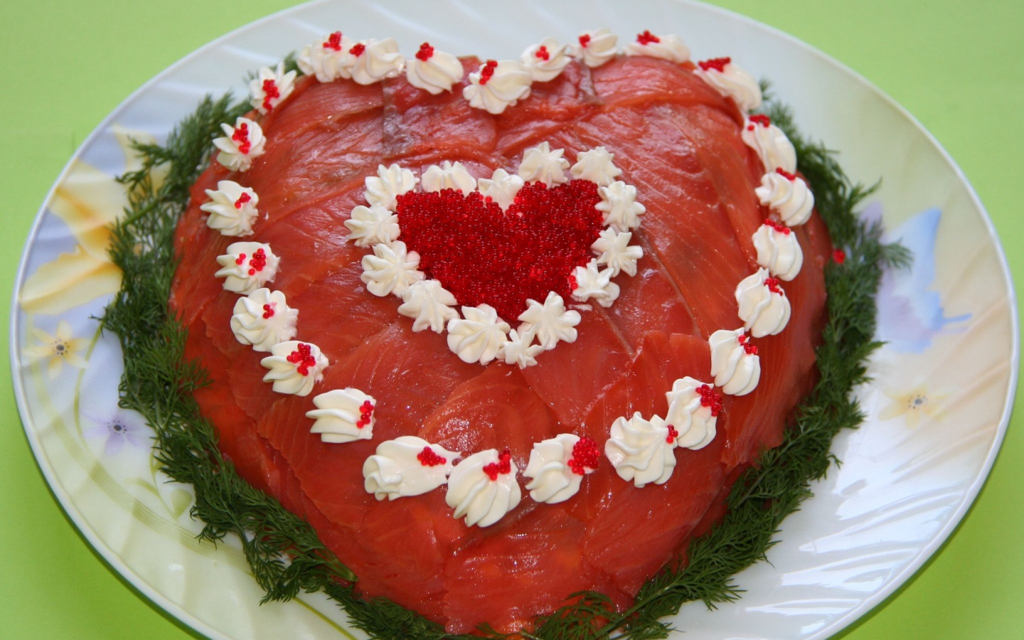 Салат с красной рыбой в форме сердца 