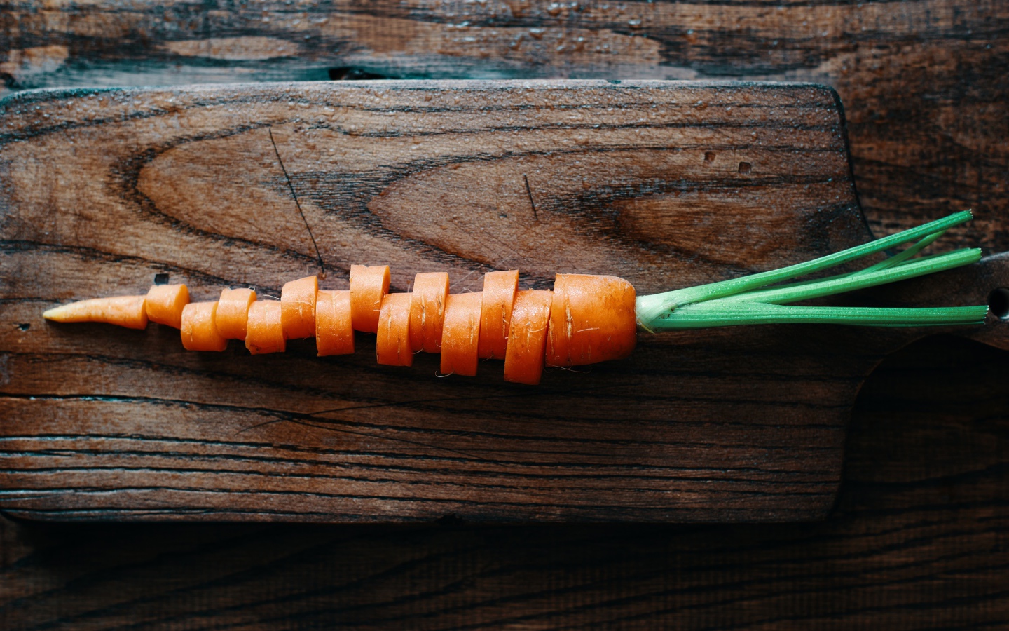 Нарезанная морковь на деревянной доске