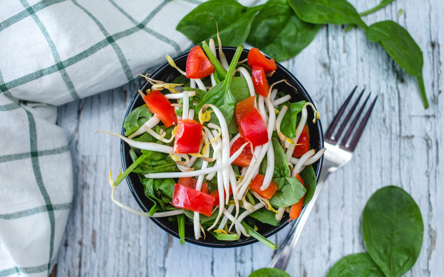 Овощной салат в миске на столе с вилкой