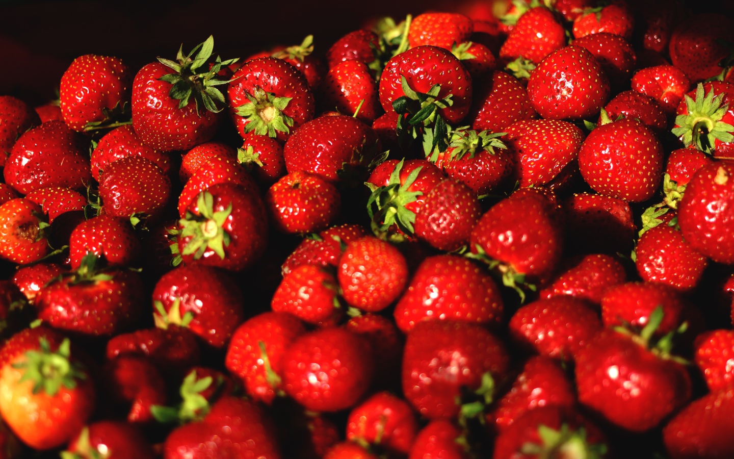 Аппетитная сладкая спелая клубника крупным планом