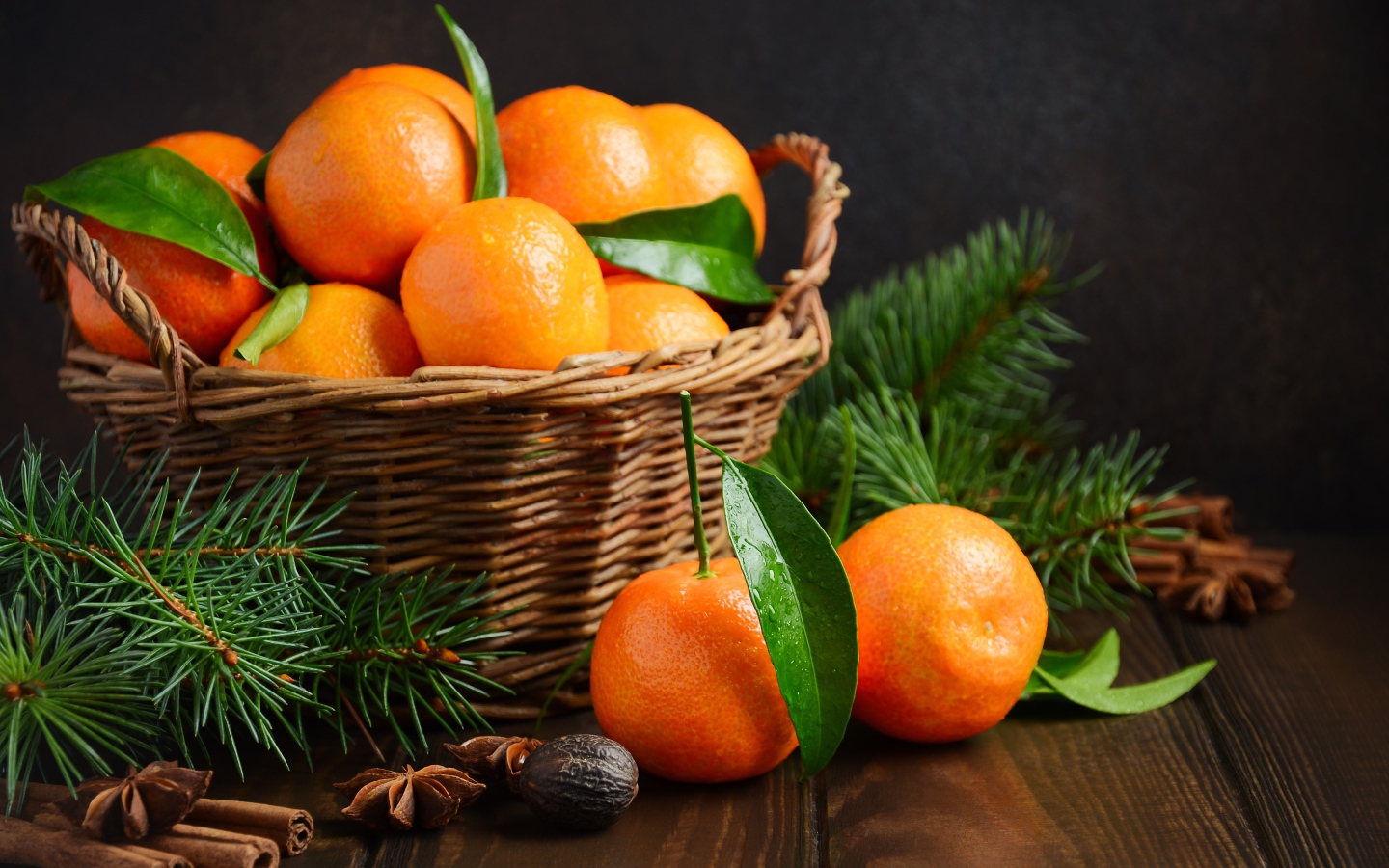 Корзина с мандаринами на столе со специями