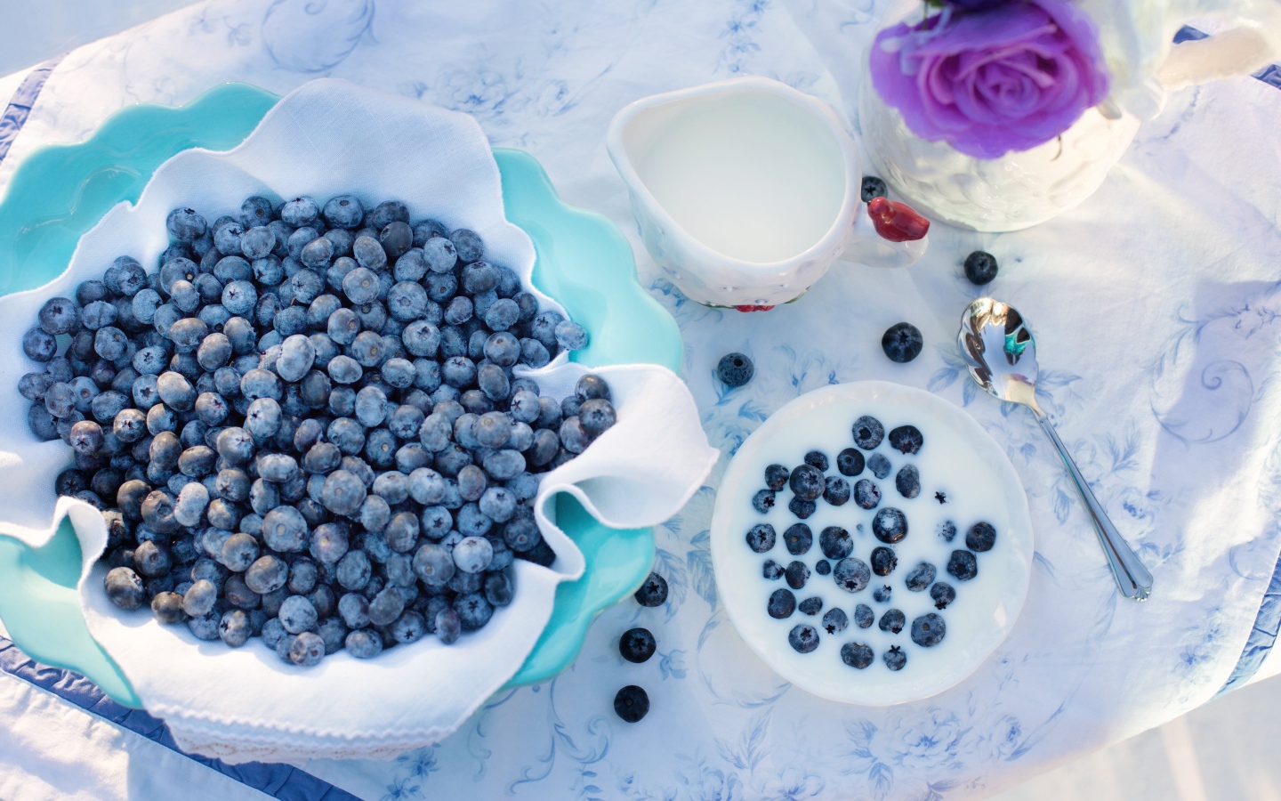 Ягоды черники на столе с молоком