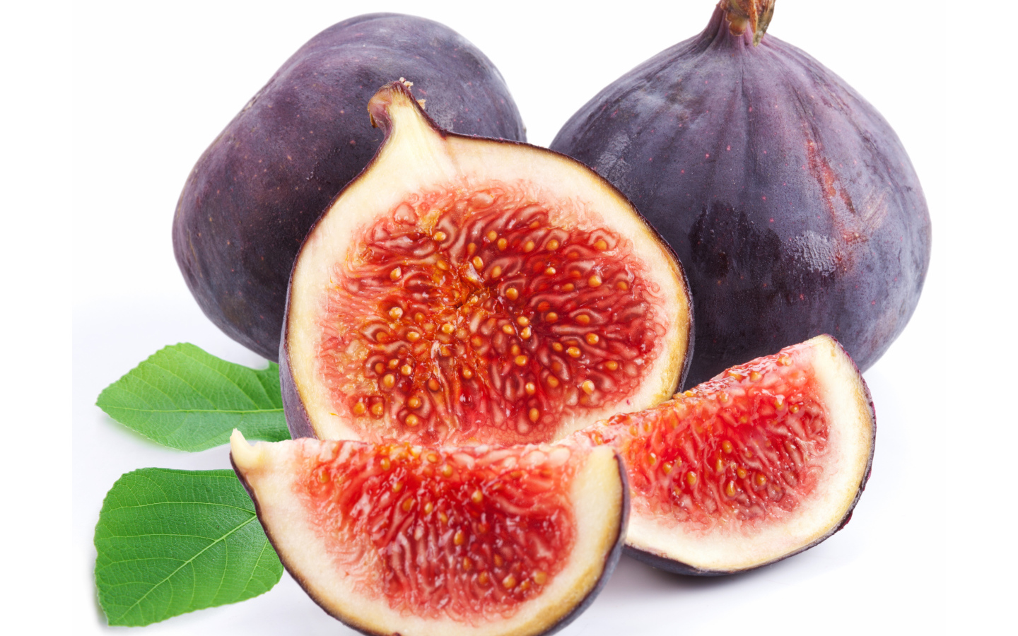 Плоды инжира на белом фоне крупным планом