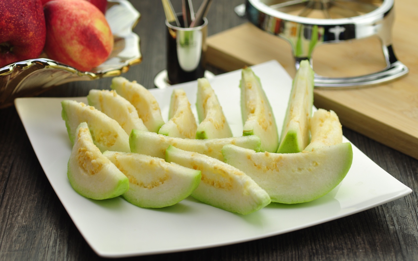 Кусочки плода гуава на белой тарелке