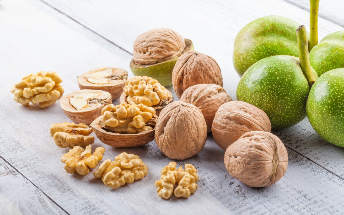 Грецкие орехи в скорлупе на столе