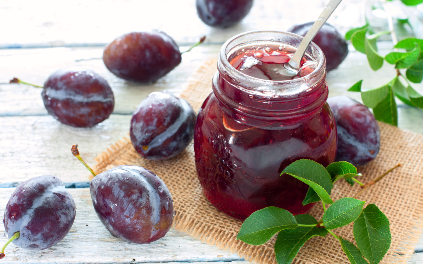 Джем в банке на столе со сливами