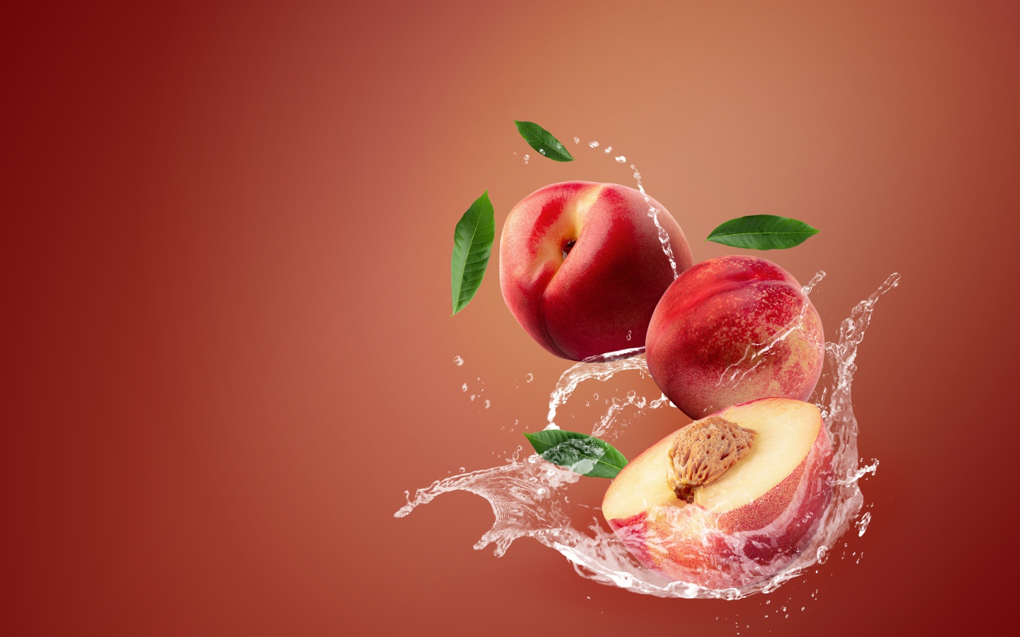 Нектарин в воде на розовом фоне