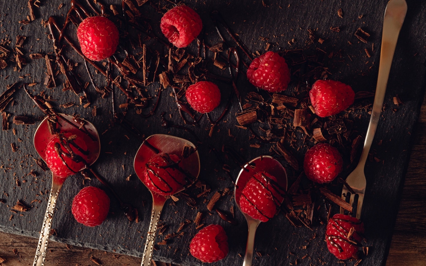 Малина на столе с шоколадной стружкой 