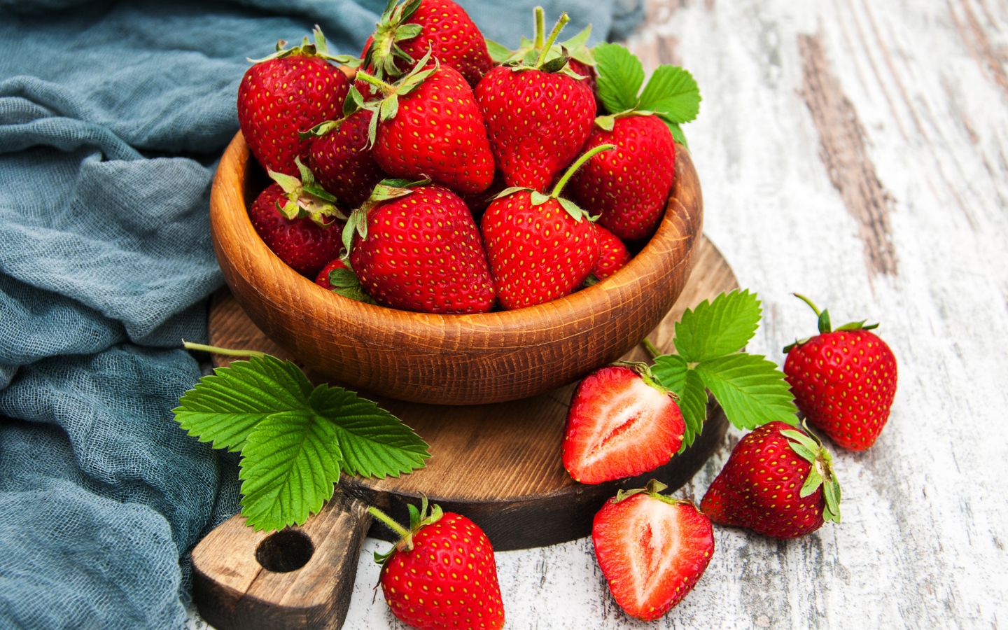 Спелая клубника на столе в деревянной миске