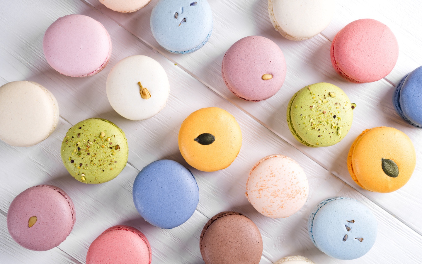 Много разноцветного печенья макарон на столе