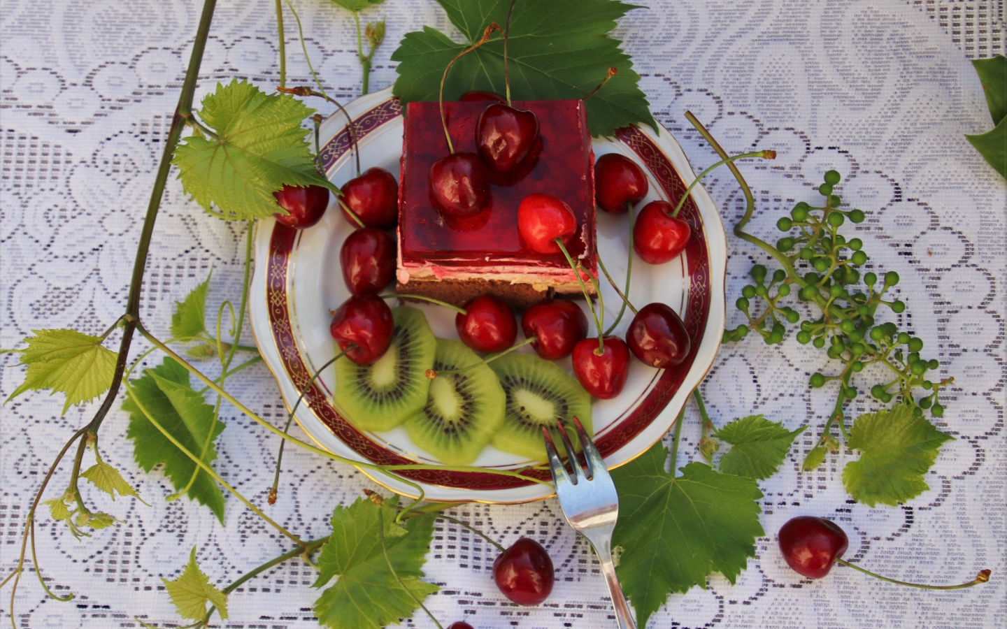 Кусок пирога с черешней и киви