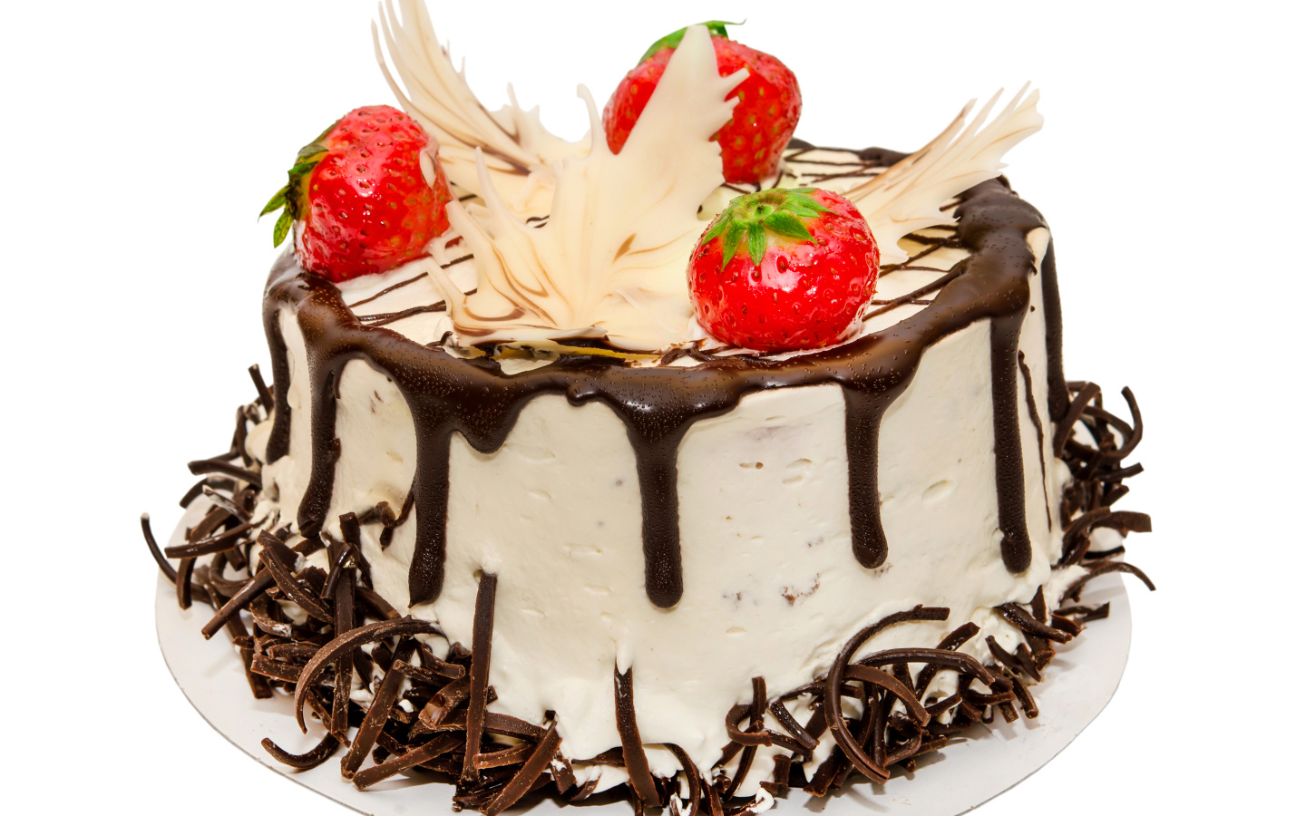 Аппетитный торт украшен шоколадом и клубникой на белом фоне