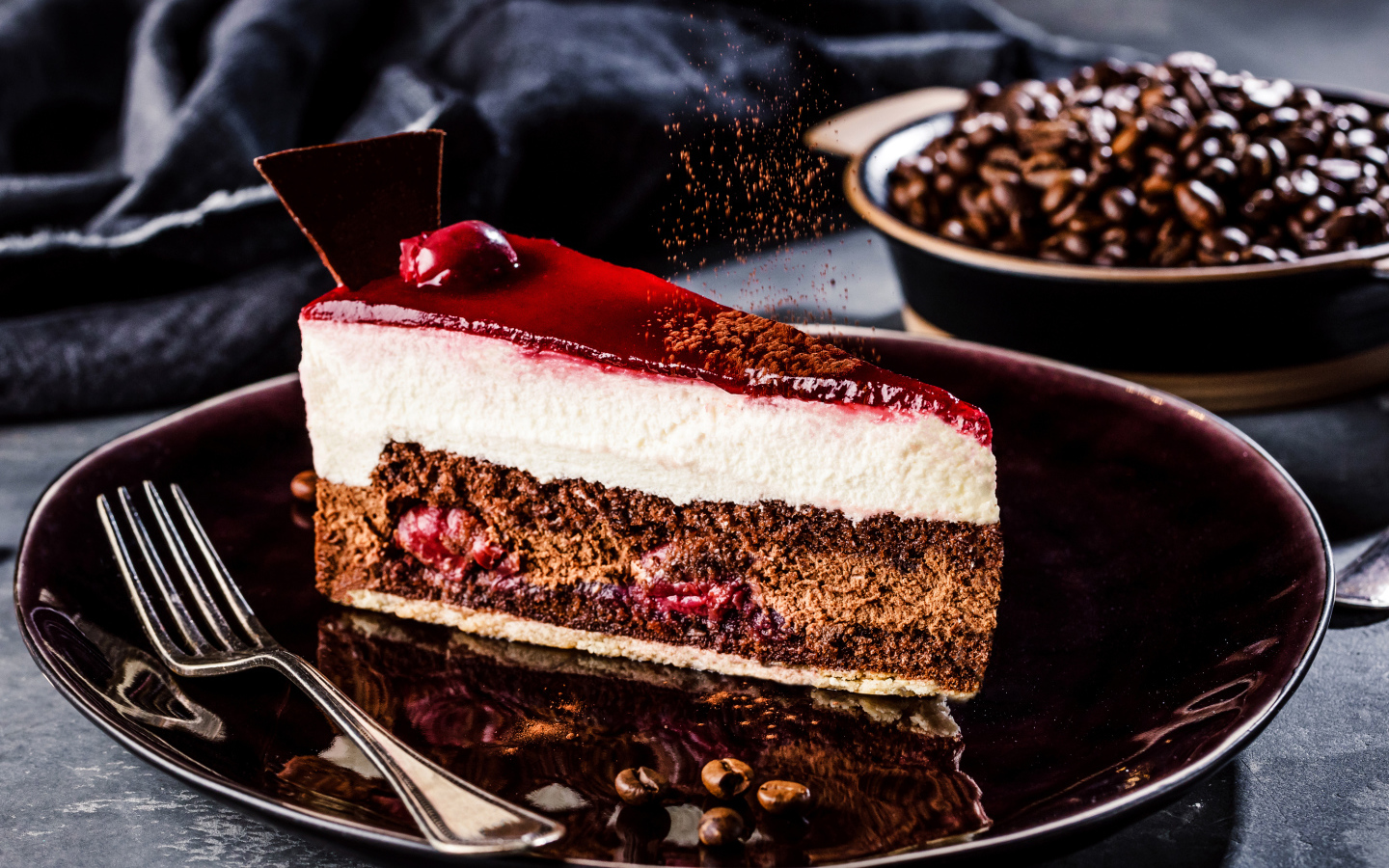Аппетитный торт с суфле и вишнями на столе с кофейными зернами