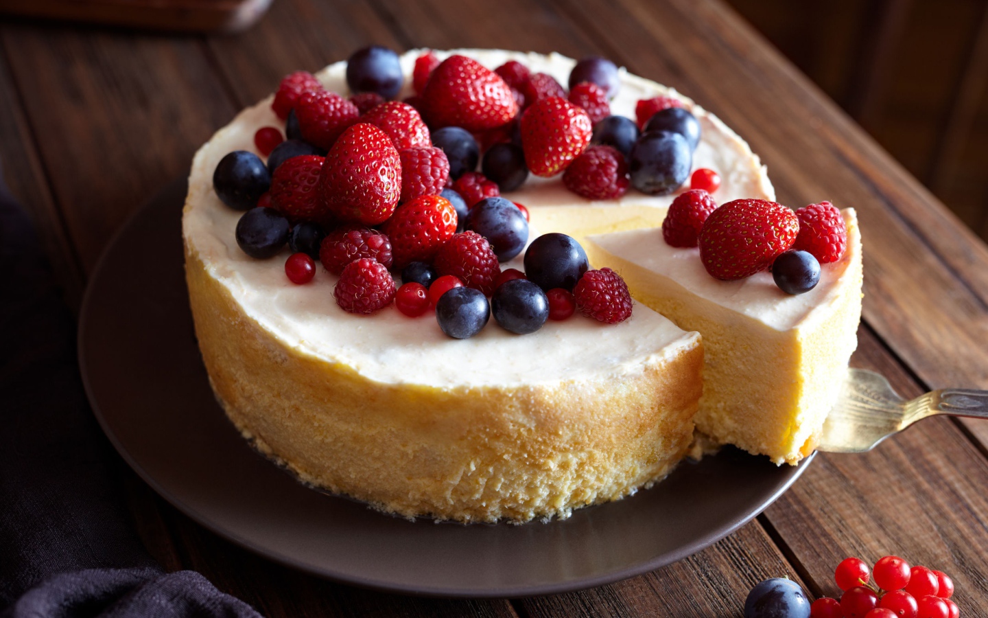 Аппетитный чизкейк с ягодами красной смородины, малины, клубники и черники