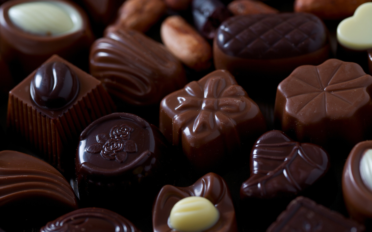 Красивые шоколадные конфеты ассорти крупным планом