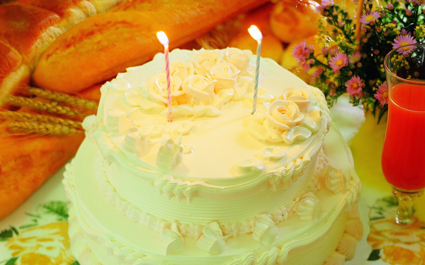 Красивый торт с кремом и двумя свечами 