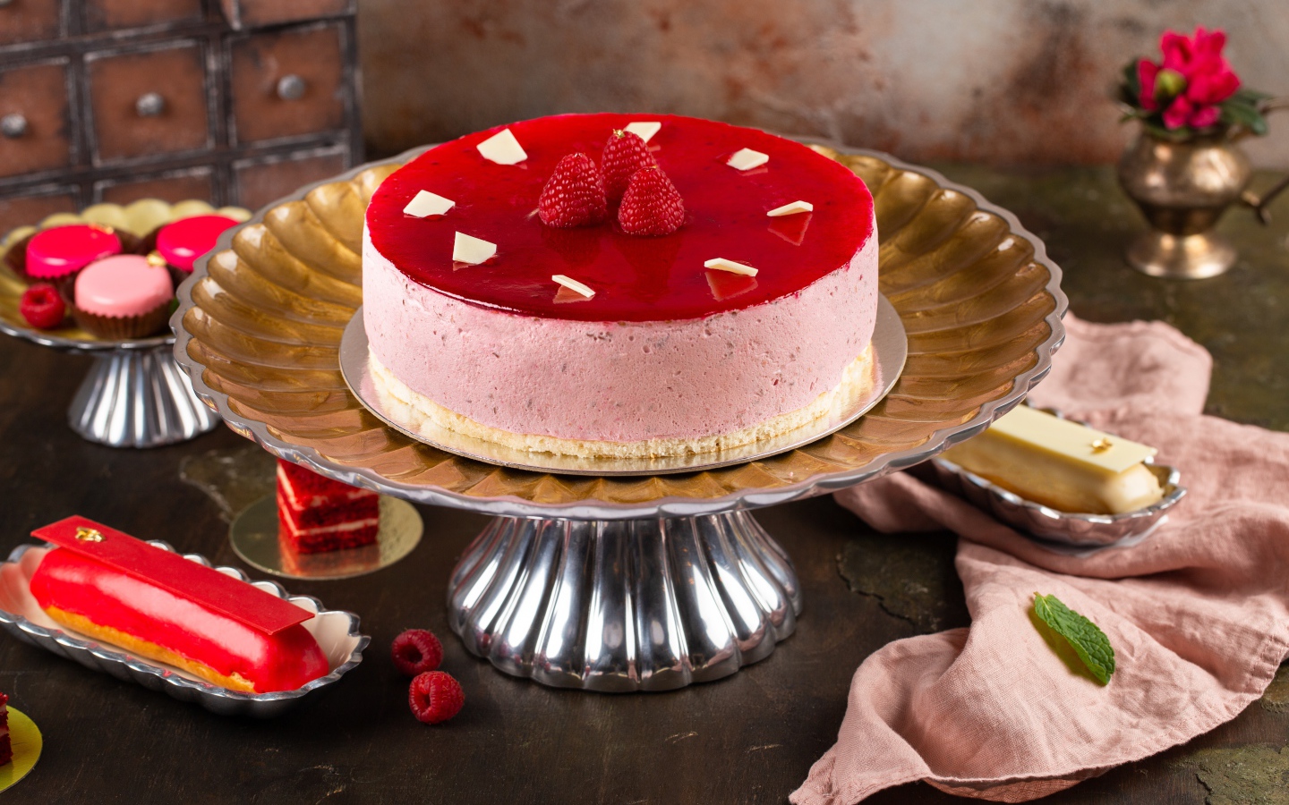 Торт суфле с ягодами малины на большой вазе 