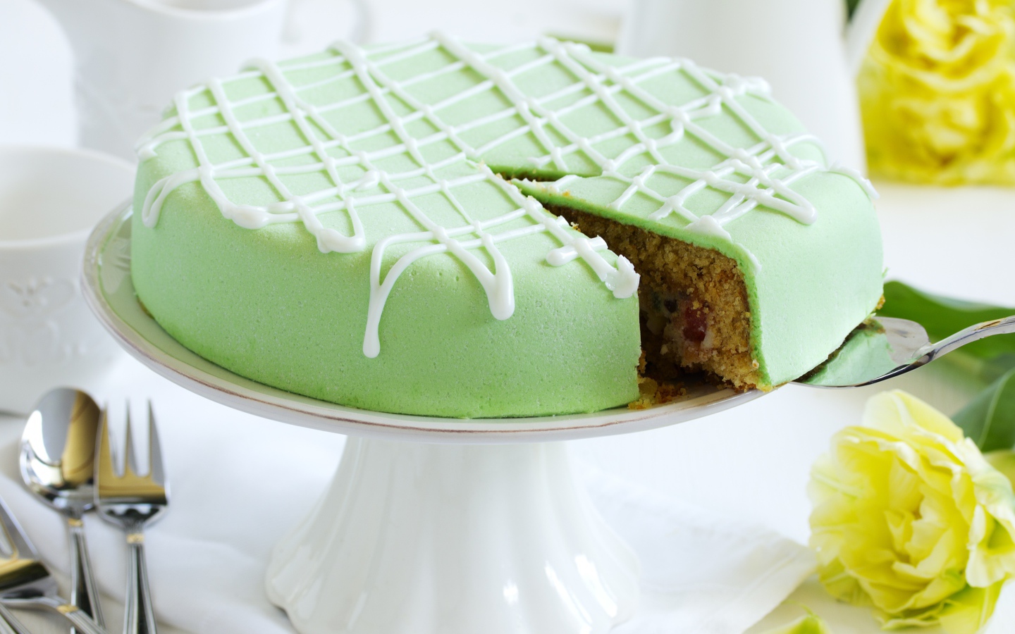 Торт с зеленой мастикой на подносе 
