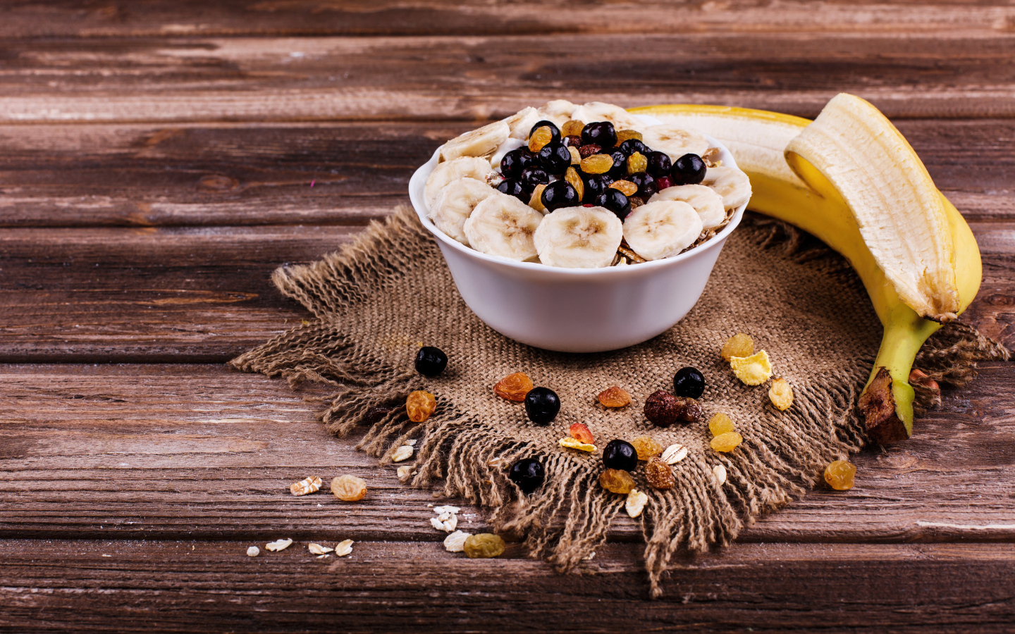 Хлопья с ягодами и бананом на столе к завтраку