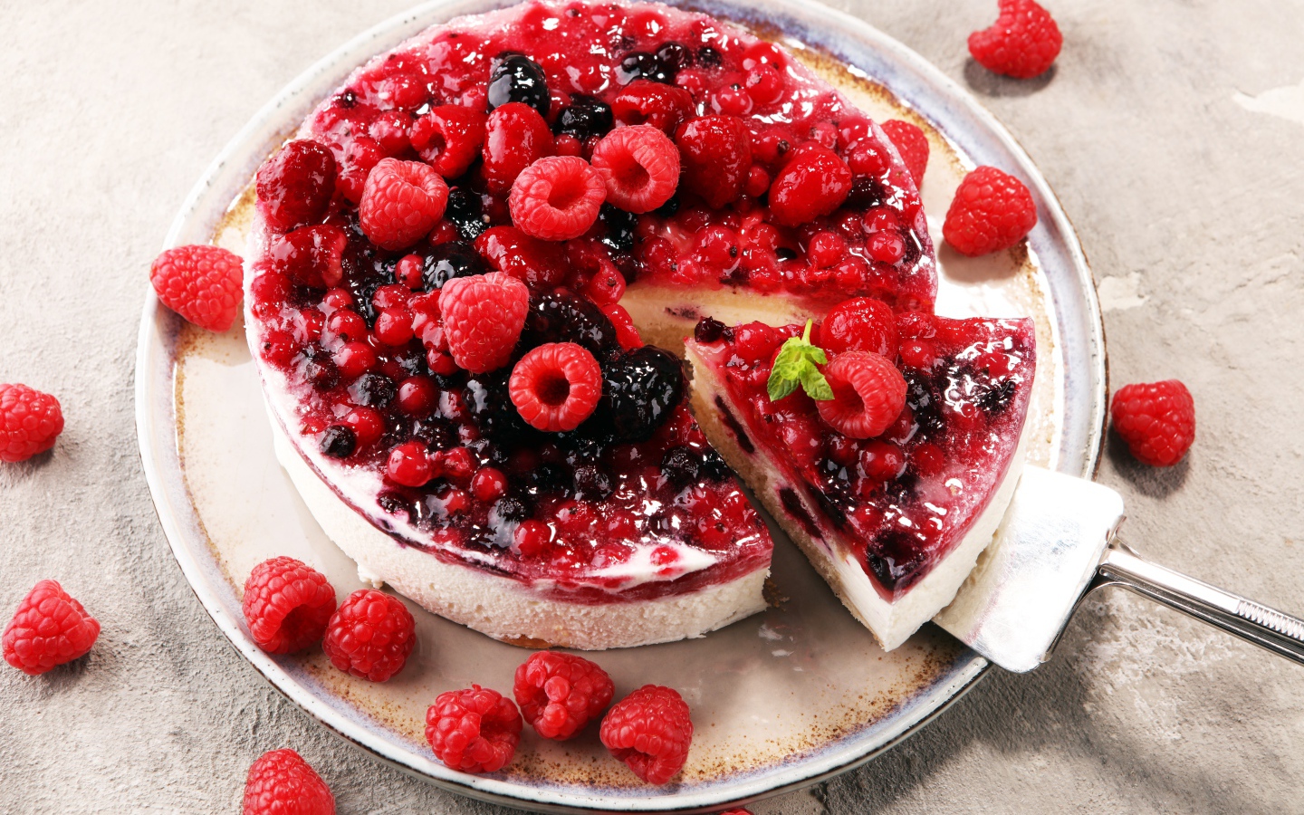 Чизкейк с джемом и ягодами малины, смородины и ежевики вид сверху