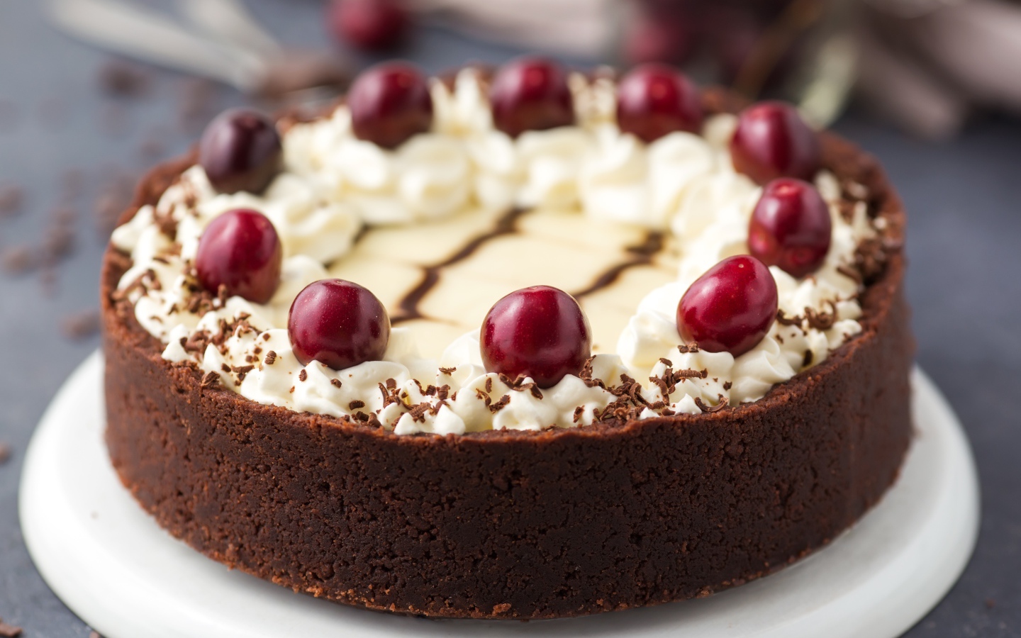 Шоколадный пирог с кремом и ягодами черешни