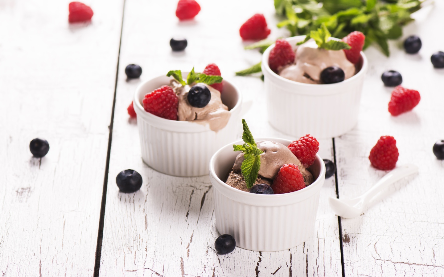 Шоколадное мороженое с ягодами черники и малины 