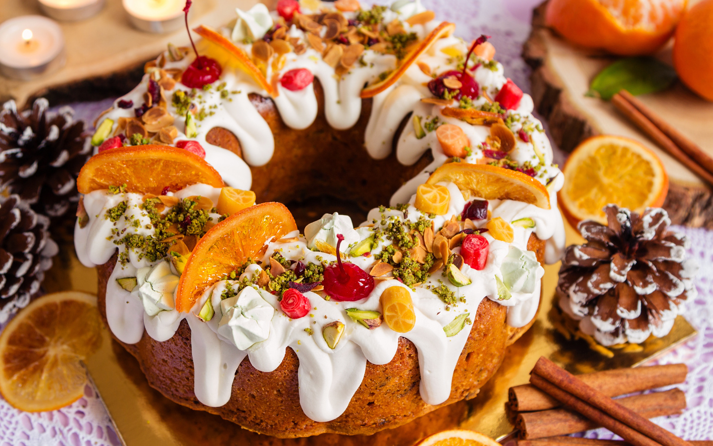 Кекс с глазурью и сухофруктами на Рождество 