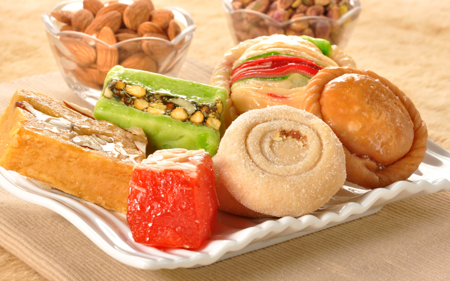 Аппетитные восточные сладости на тарелке 