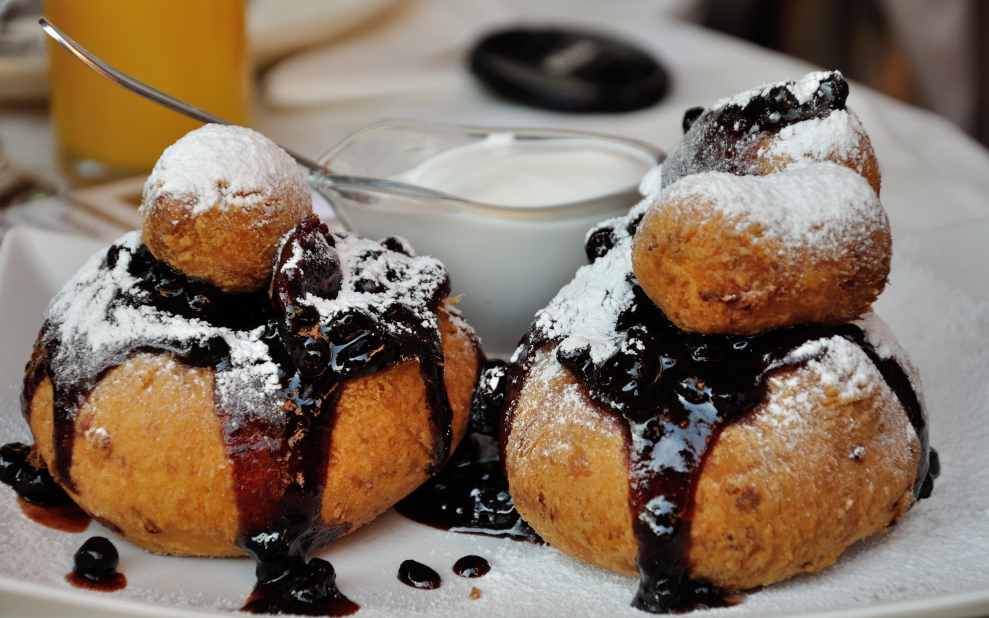 Пончики и с вареньем и сахарной пудрой