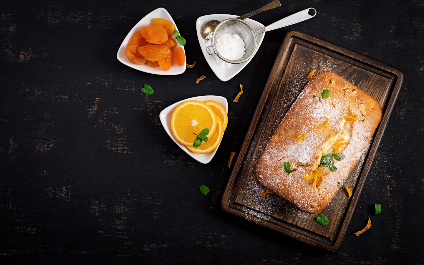 Свежий сладкий пирог на столе с курагой и апельсином