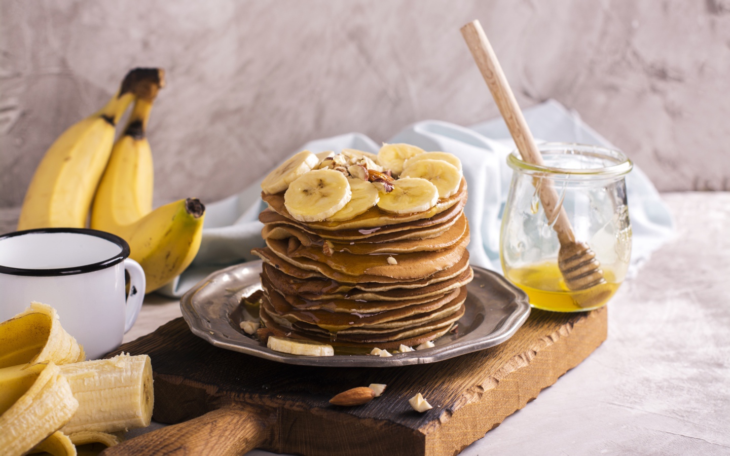Оладьи с медом и бананами на столе