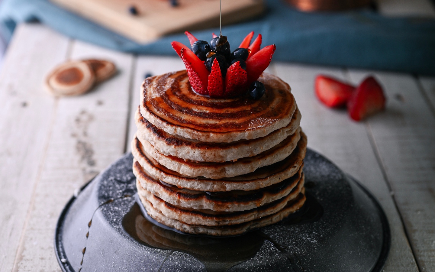 Оладьи с медом и ягодами черники и клубники 