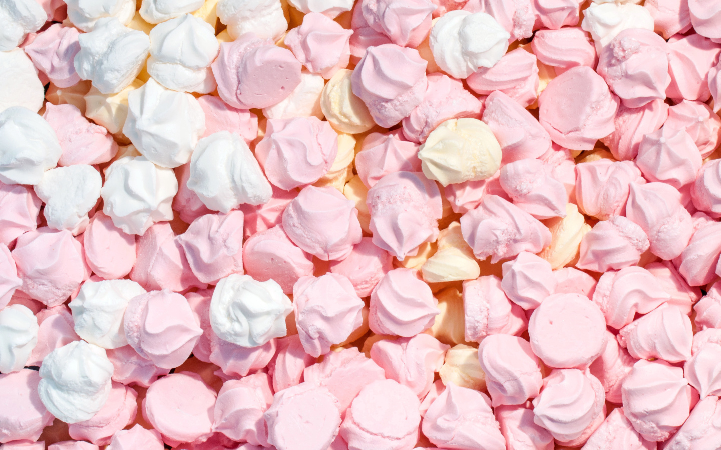 Много сушеного безе крупным планом