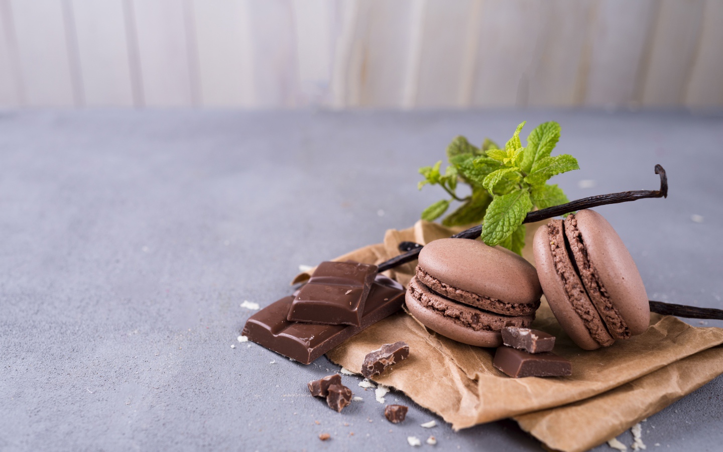 Десерт макарун на столе с шоколадом и ванилью