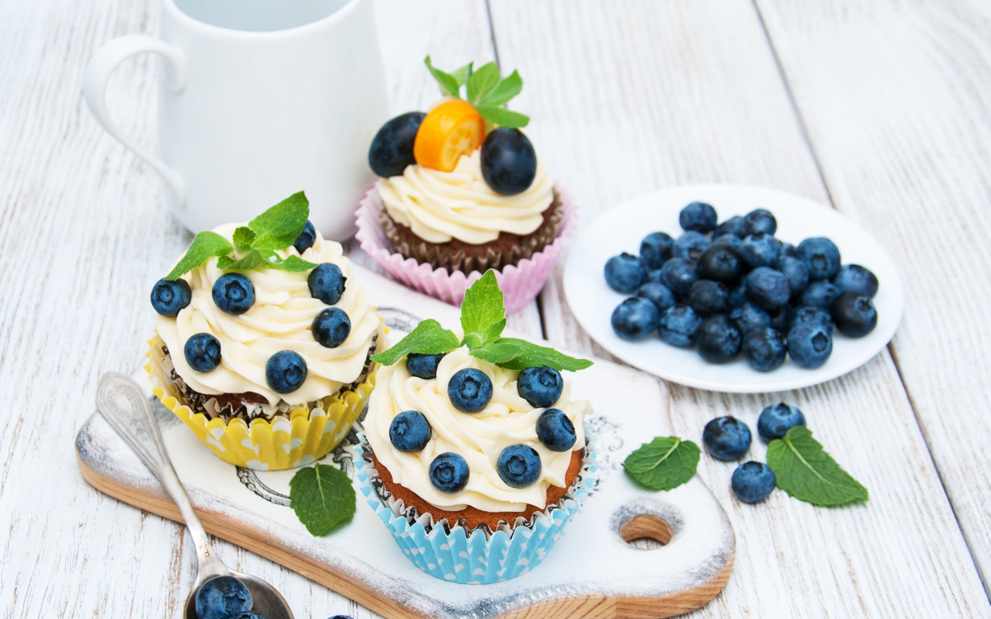 Кексы на столе с ягодами черники 