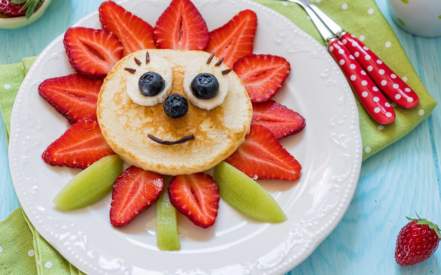 Оладьи с фруктами и ягодами на тарелке