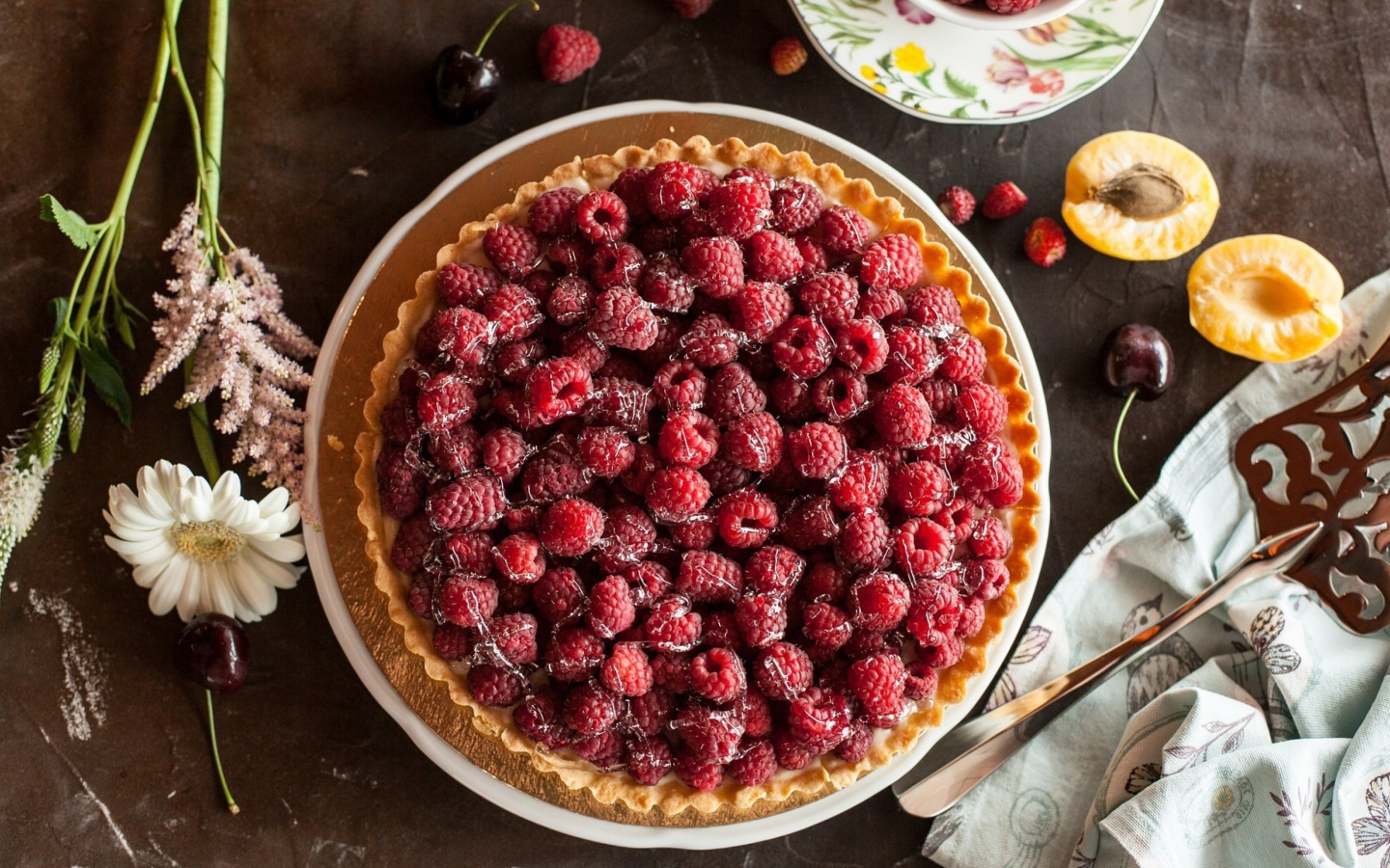 Песочный пирог с малиной и сахаром