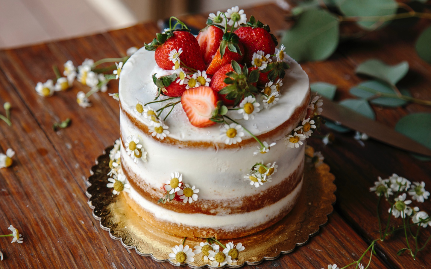 Бисквитный торт с ромашками и ягодами клубники