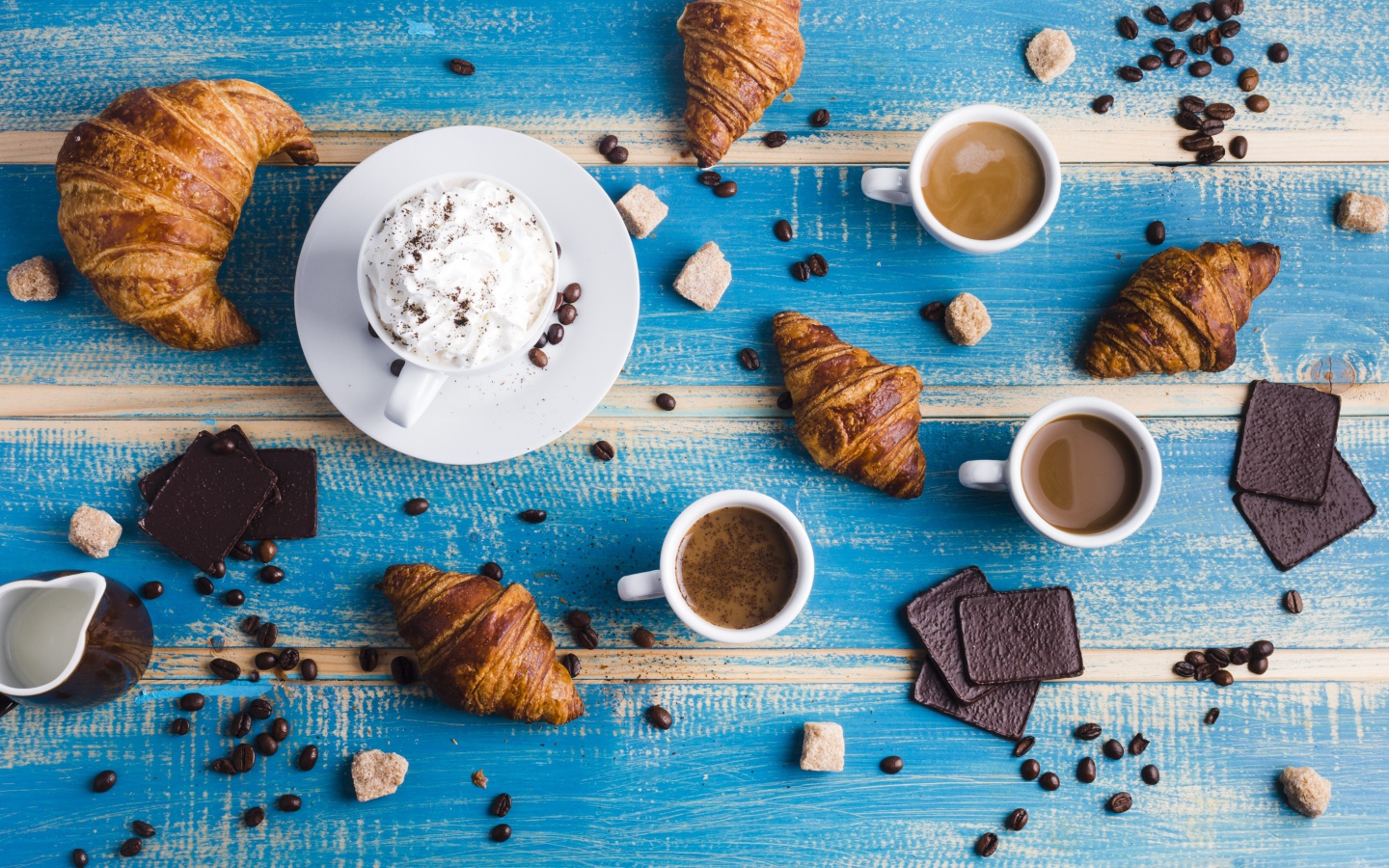 Сладости с кофе на голубом столе