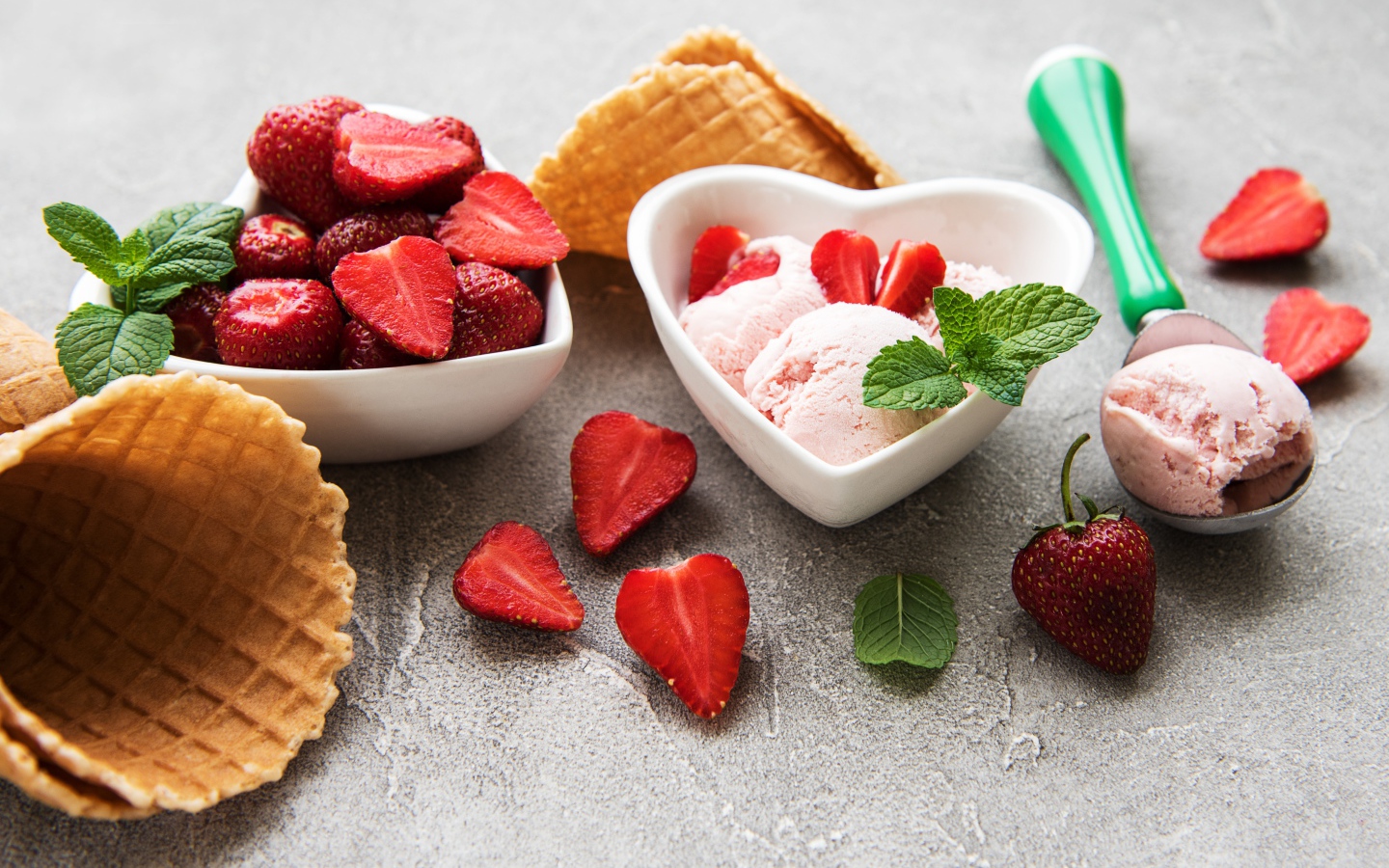 Вкусное мороженое на столе с клубникой и вафельными рожками