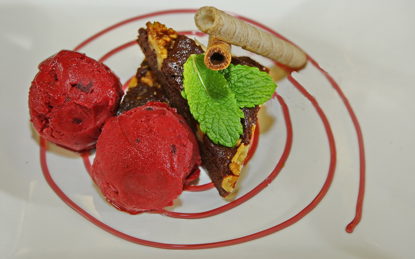 Два шарика фруктового мороженого с щербетом и трубочками