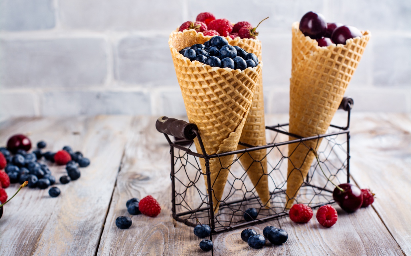 Два вафельных рожка на столе с ягодами