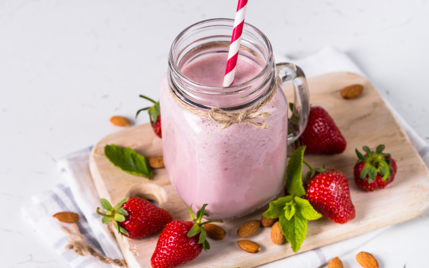 Йогурт в стеклянной банке с ягодами клубники