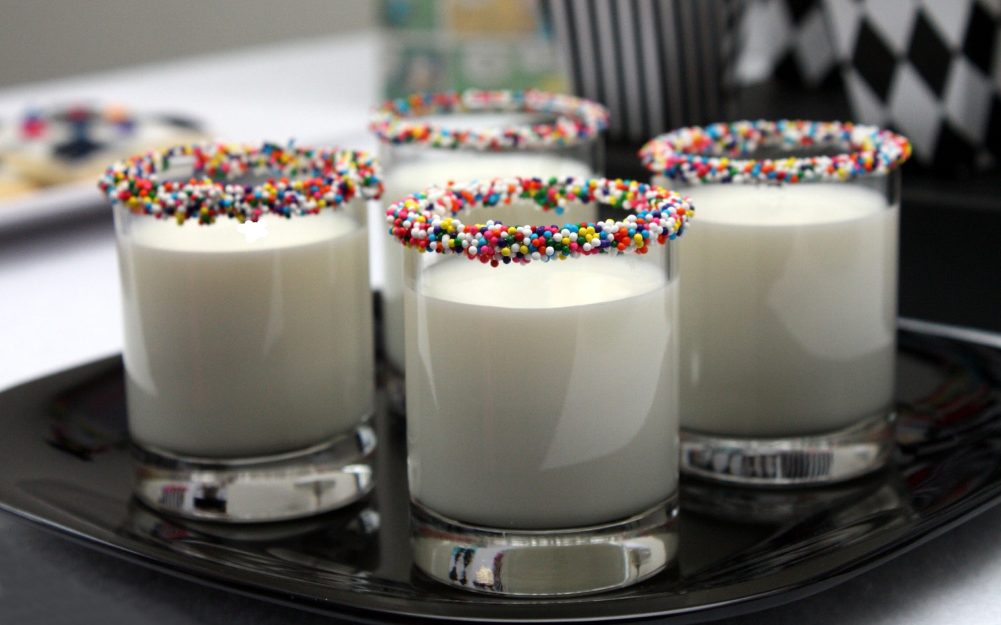 Стаканы с молоком со сладкой посыпкой на ободке 