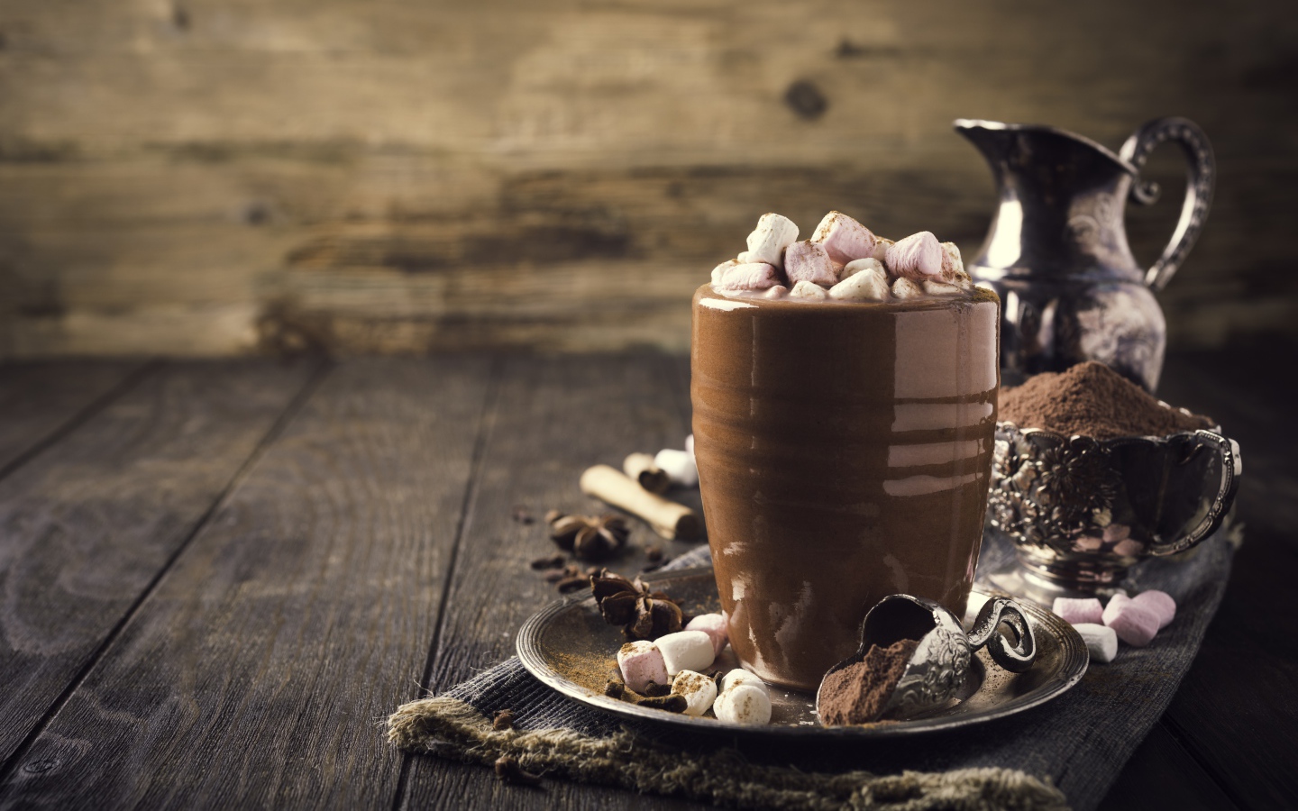 Горячий какао с маршмеллоу на столе