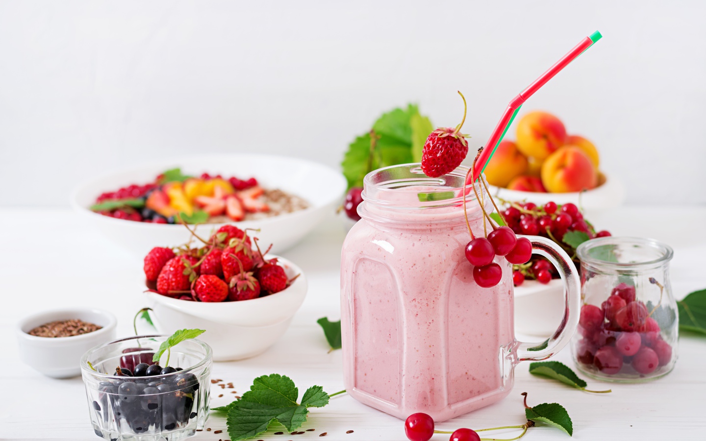 Смузи в банке на столе со свежими ягода 