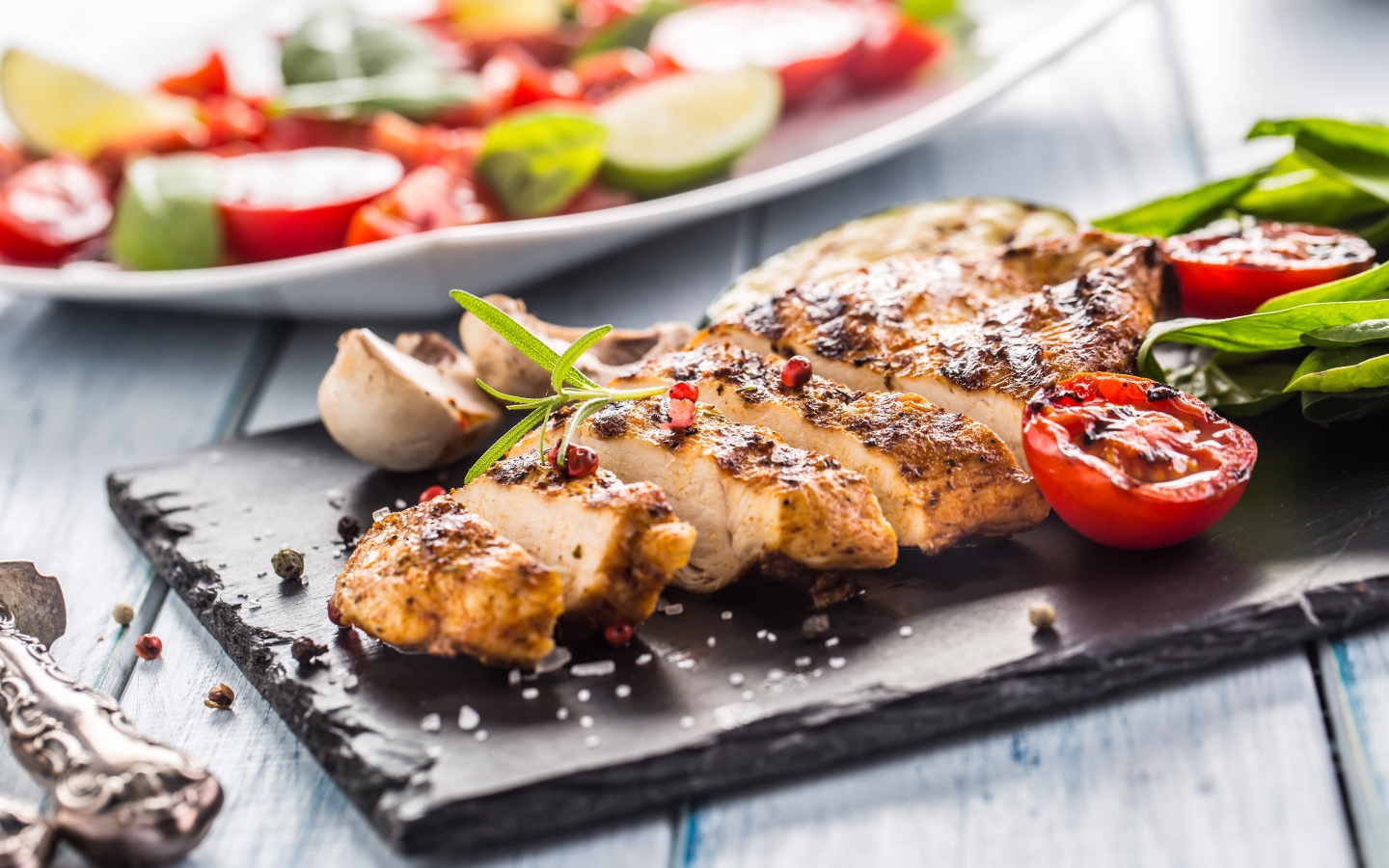 Запеченное куриное мясо на доске с помидорами 