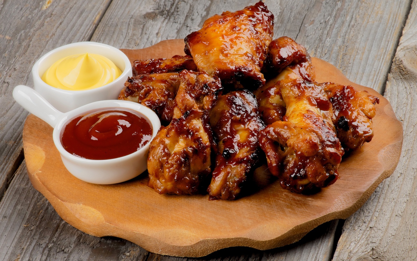 Запеченное мясо на доске с соусами 